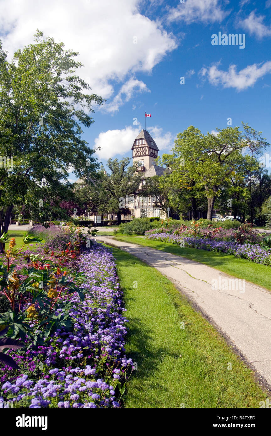 Le pavillon au Parc Assiniboine avec une allée bordée de fleurs décoratives à Winnipeg Manitoba Canada Banque D'Images