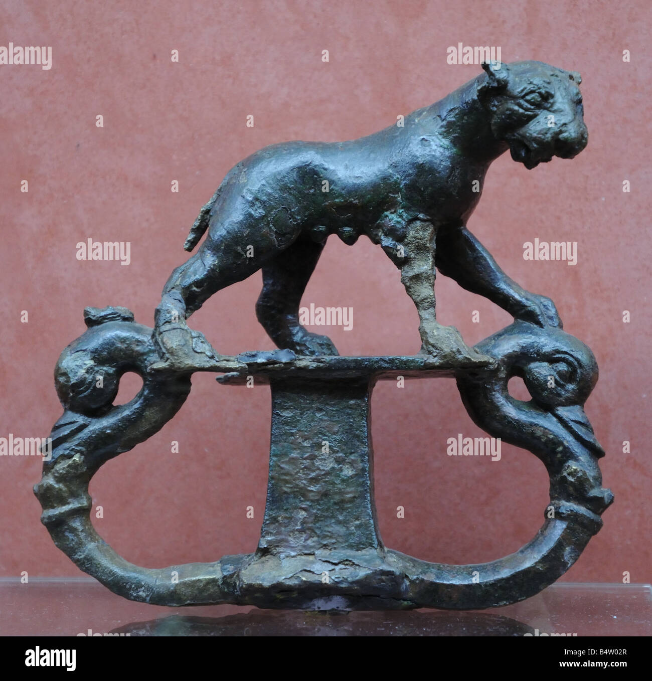 Petite sculpture statue métallique coulée en fonte de lion sur l'affichage dans le Musée National d'Art Romain Mérida Espagne Banque D'Images