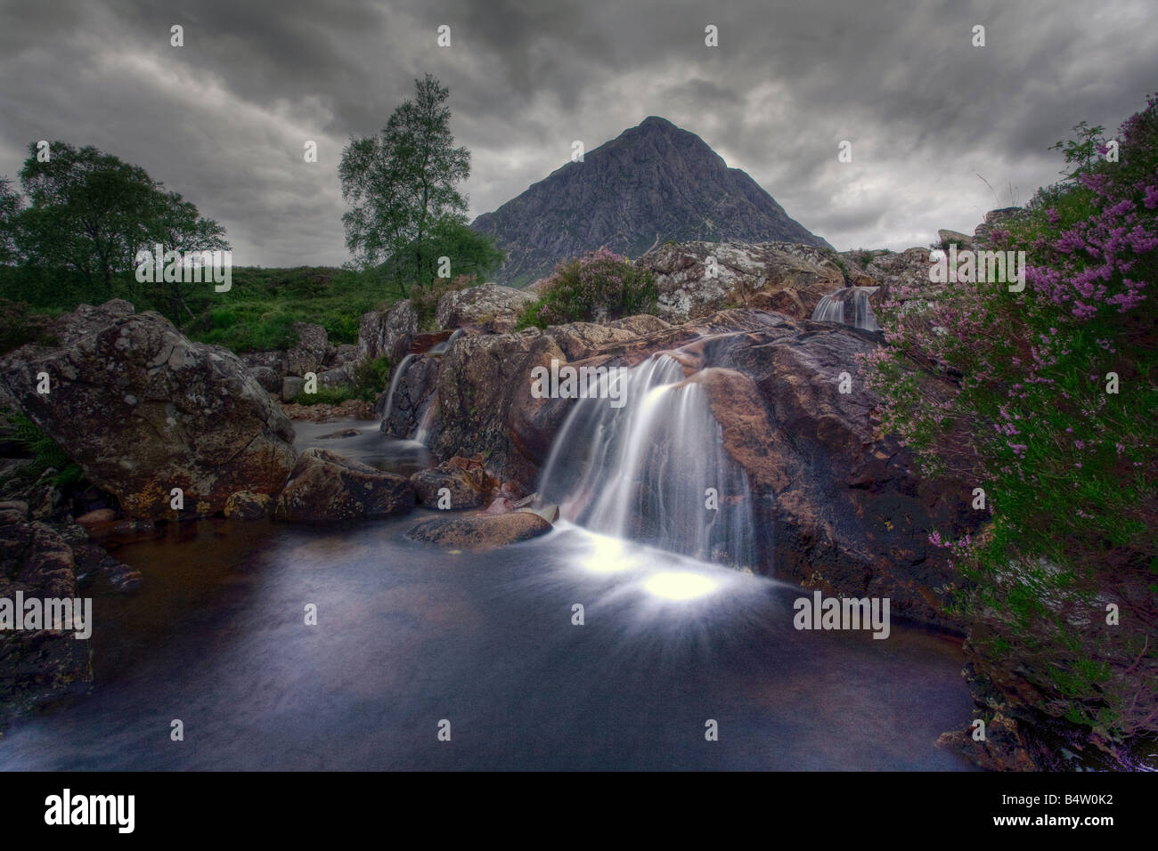 L'Écosse, Highlands, Glencoe, cascades de la rivière de l'Europe. Buchaille Etive Mor en arrière-plan Banque D'Images