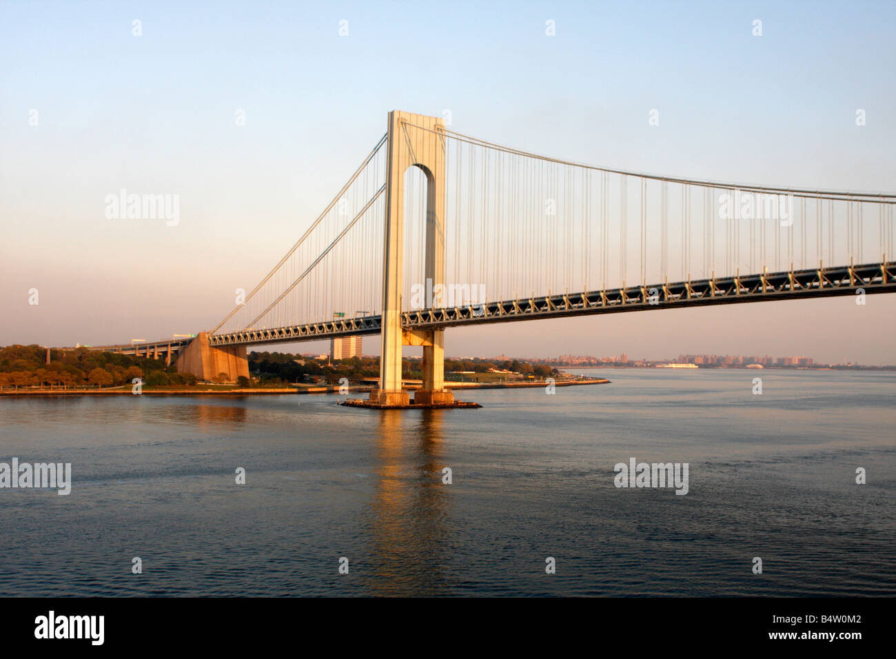 Verrazano Narrows Bridge at Dusk - Le pont relie Staten Island et Brooklyn à New York City Banque D'Images