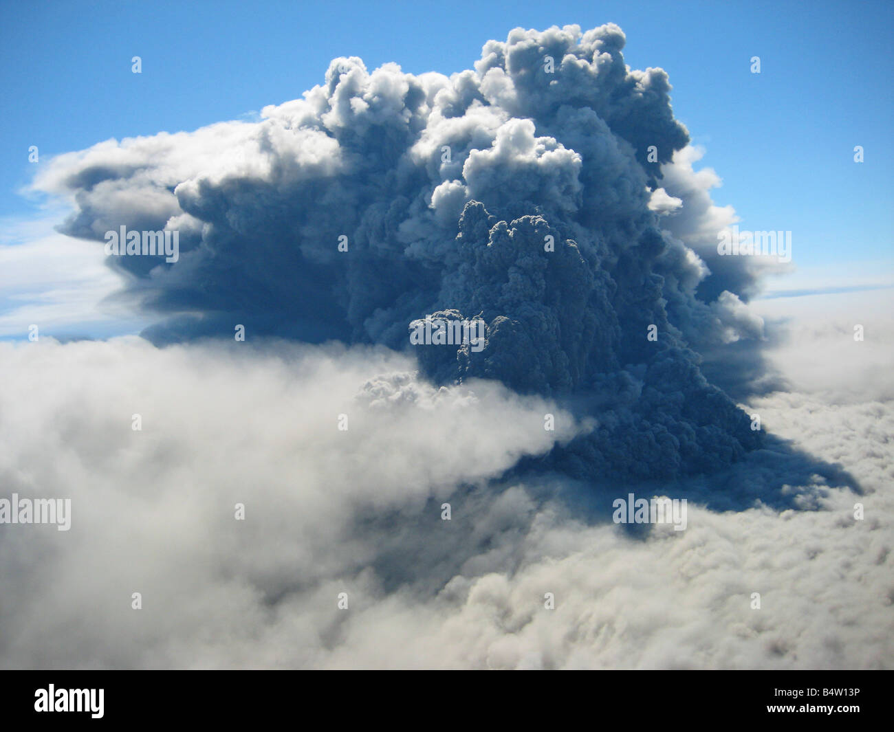 Panache de l'éruption du volcan Okmok, alaska Banque D'Images