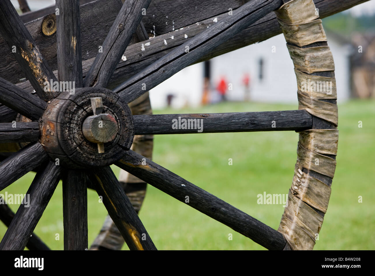 Roues à rayons d'une charrette de la rivière Rouge de pneus fabriqués de shaganappi exposées au lieu historique national du Fort-Walsh Banque D'Images