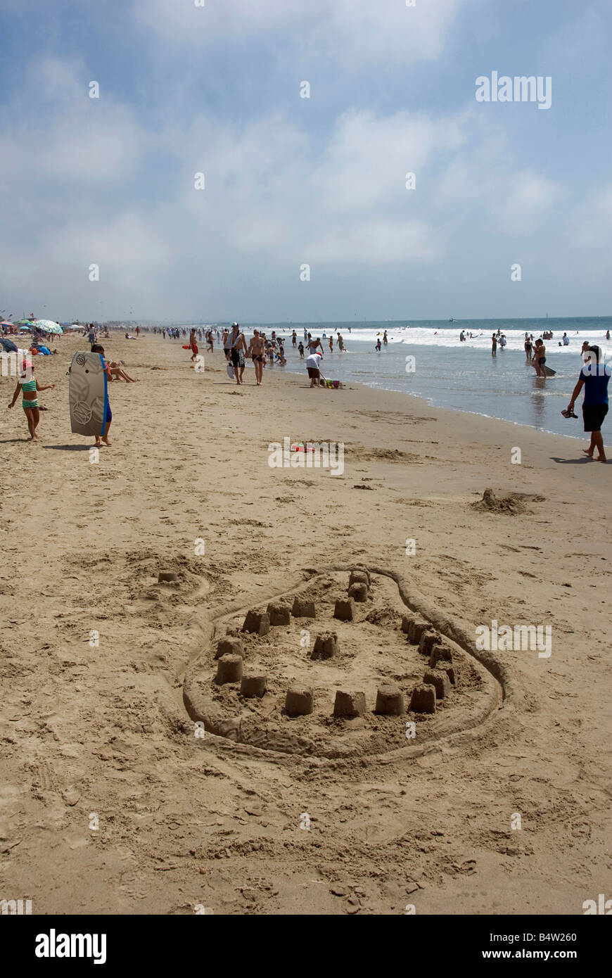 La plage de Santa Monica CA Personnes foule reposant, piscine, prendre le soleil et avoir l'amusement jouer des jeux, châteaux de sable, la marche, les vagues Banque D'Images