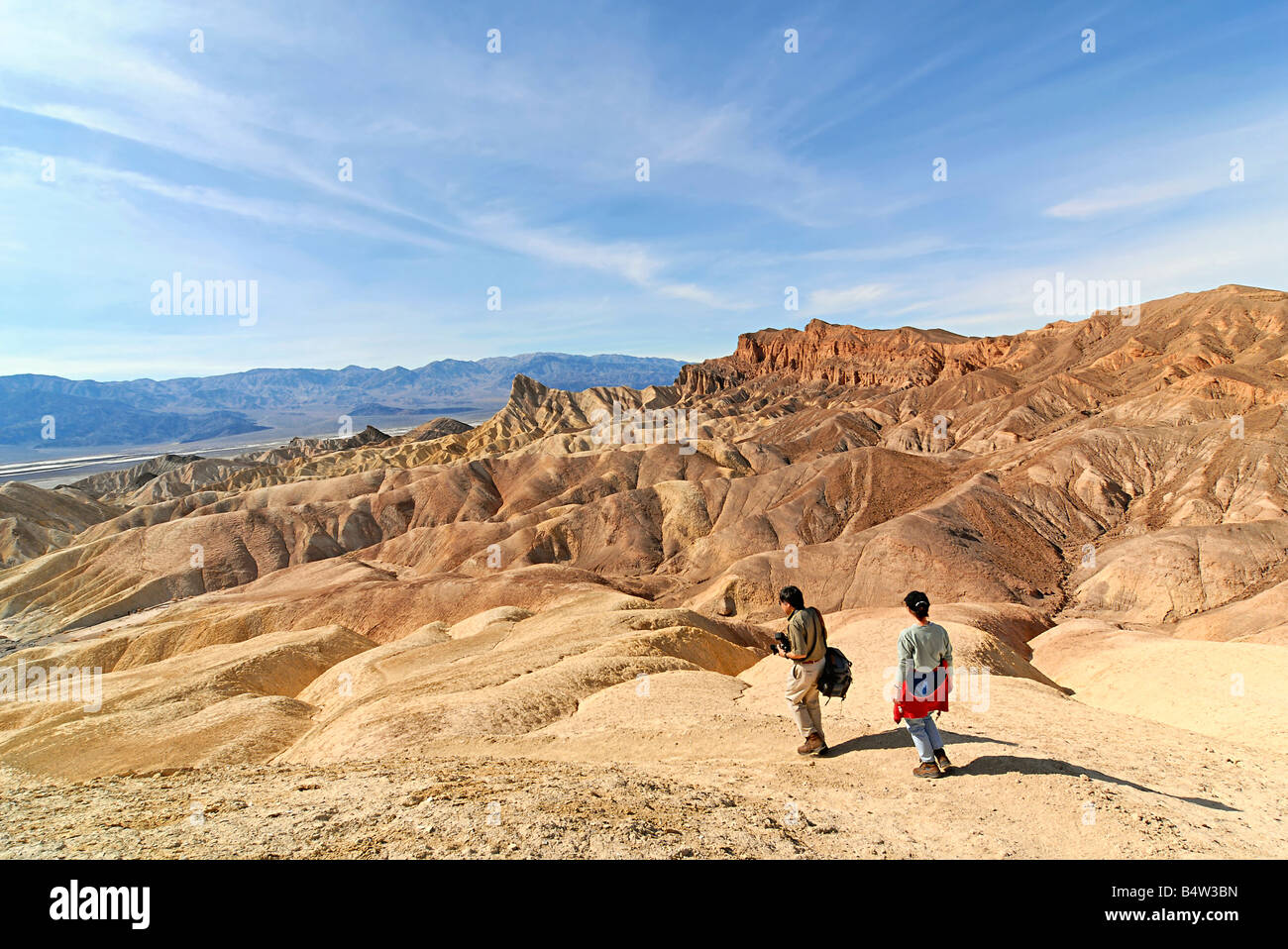 Deux personnes randonnées Zabriskie Point dans la vallée de la mort en Californie. Banque D'Images