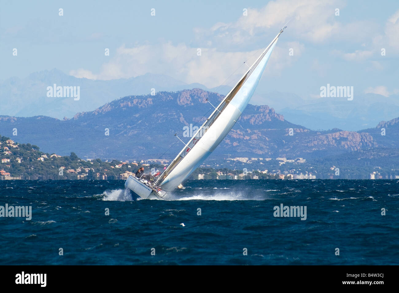 Un yacht dans le golfe de St Tropez Banque D'Images