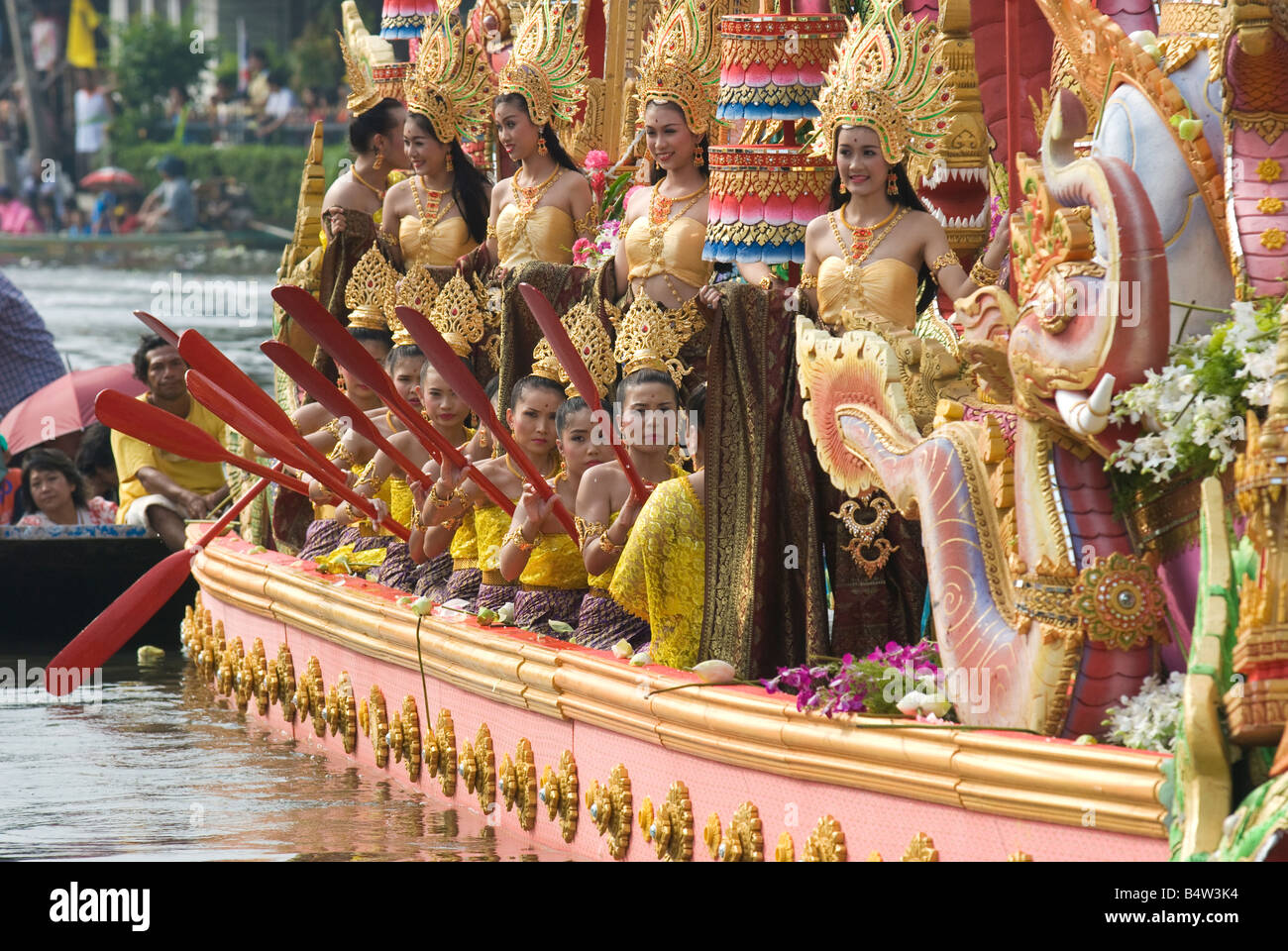 L'une des barges décorées à la parade au cours de la célébration dans Bang Bua Rap Plee Samut Prakan province Thaïlande Banque D'Images