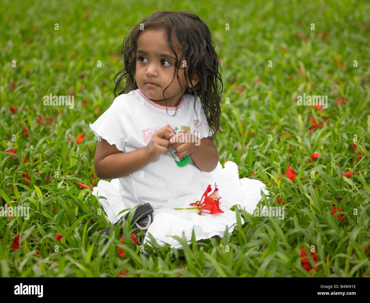 Asian girl jouant dans le jardin Banque D'Images