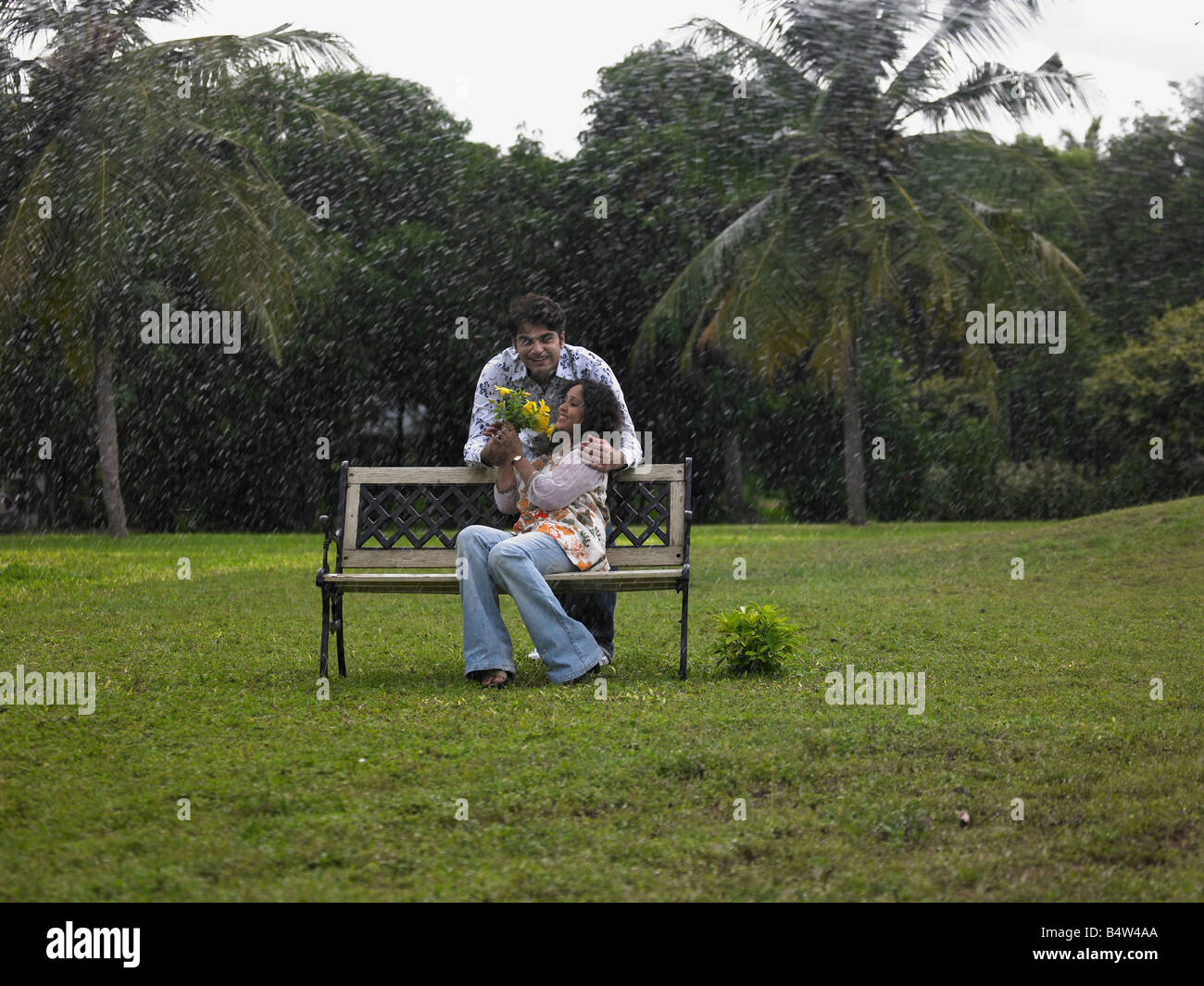 Asian couple dans le parc Banque D'Images