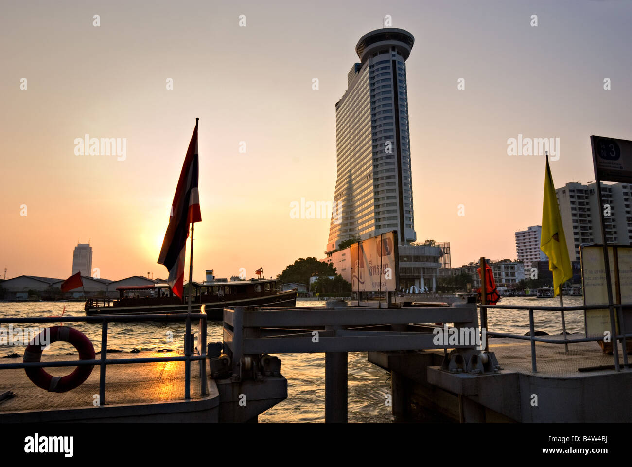 Coucher du soleil chez Si Phraya Pier Bangkok Thaïlande Banque D'Images