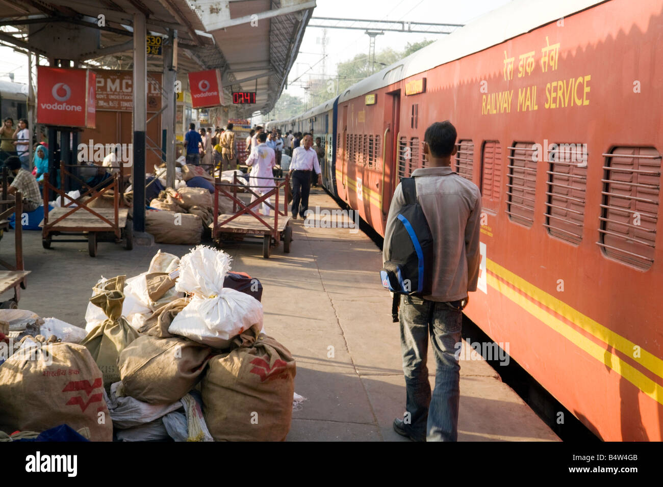 Le train postal en attente à la plate-forme, la gare ferroviaire de New Delhi, Inde, Asie Indian Railways Banque D'Images