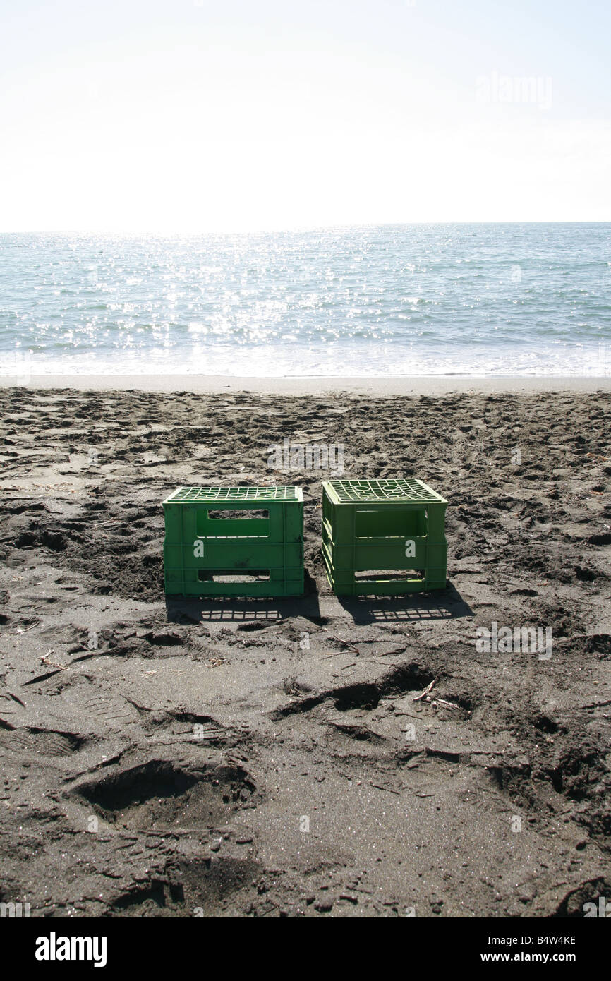 Deux caisses en plastique sièges chaises sur la plage vide Photo Stock -  Alamy