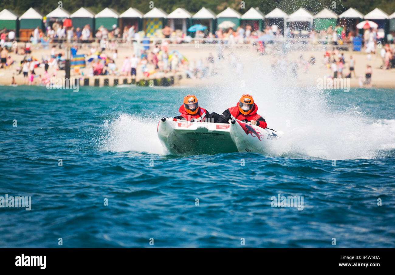 Zap Cat bateau de course en action au large de la plage de Bournemouth. Le Dorset. UK Banque D'Images