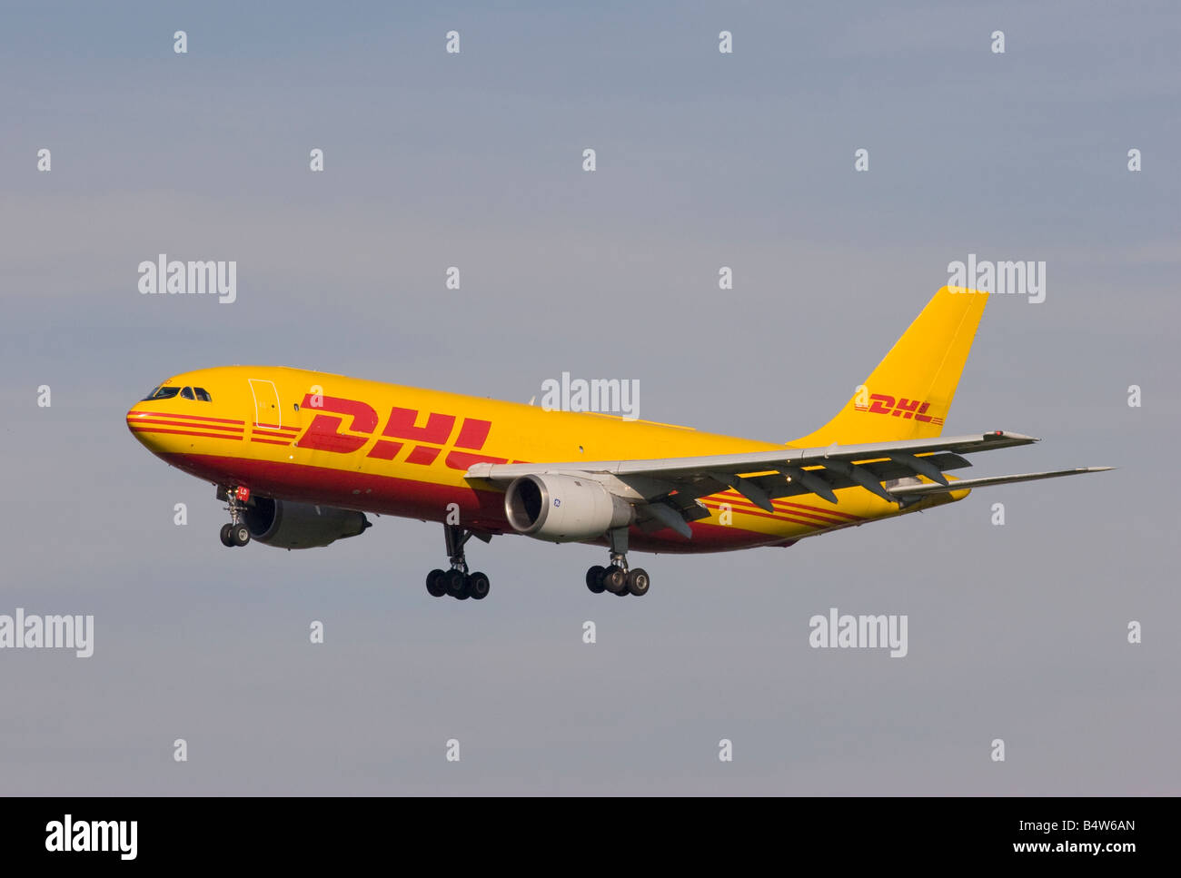 DHL Transport aérien européen Airbus A300B4 203 à l'atterrissage à l'aéroport de Londres Heathrow Banque D'Images