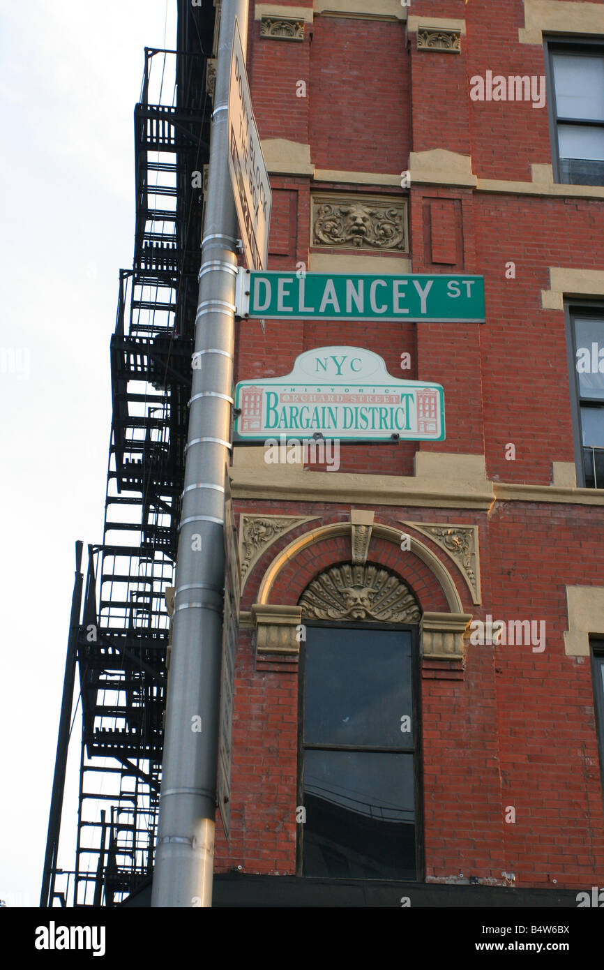 Un panneau Delancey Street et un panneau Bargain District Street le long d'Orchard Street dans le Lower East Side de Manhattan, New York City. Banque D'Images