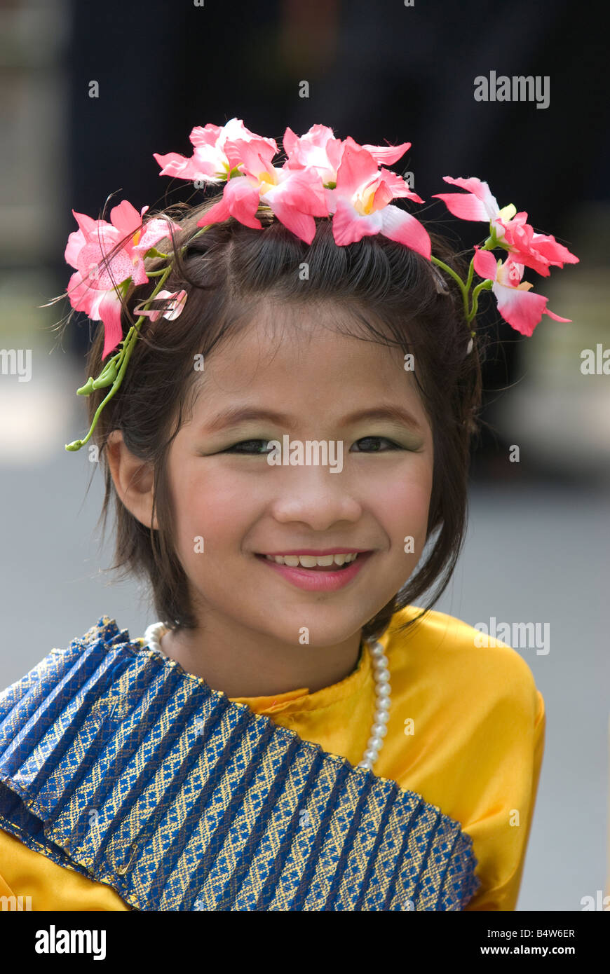 Jeune fille thaïe avec soie thaï traditionnel costume et orchidées dans ses cheveux Banque D'Images