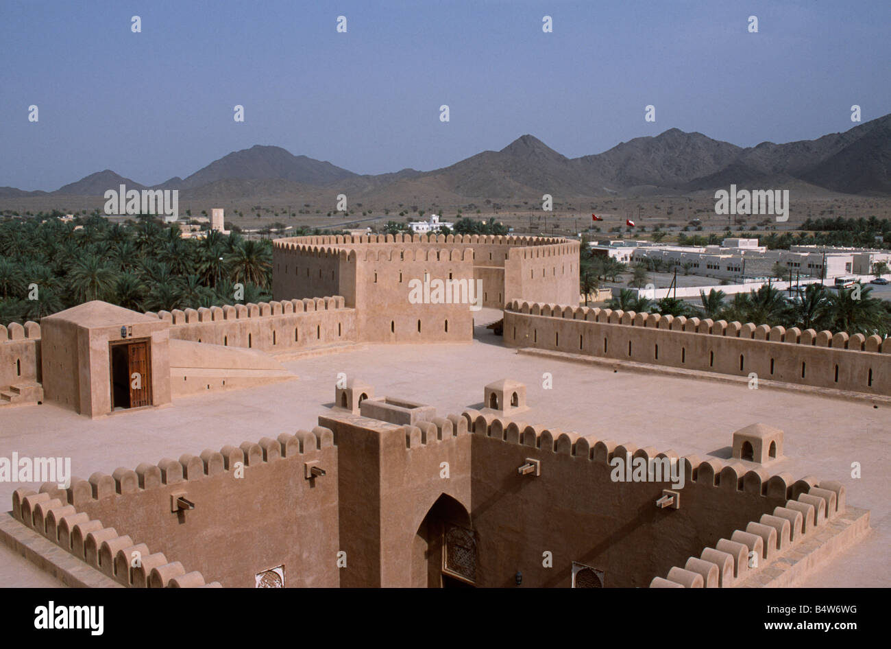 Oman, Batinah, Al Hazm. La cour intérieure et une tour de l'intérieur Al Hazm Château. La magnifique place forte militaire du 18e siècle tire pleinement parti des caractéristiques défensives omanais traditionnel bénéficiant d'une porte d'entrée en bois massif, secret s'échapper des tunnels, des donjons, des tours canon canon, ports et un mâchicoulis pour verser le sirop bouillant sur les attaquants. date Banque D'Images
