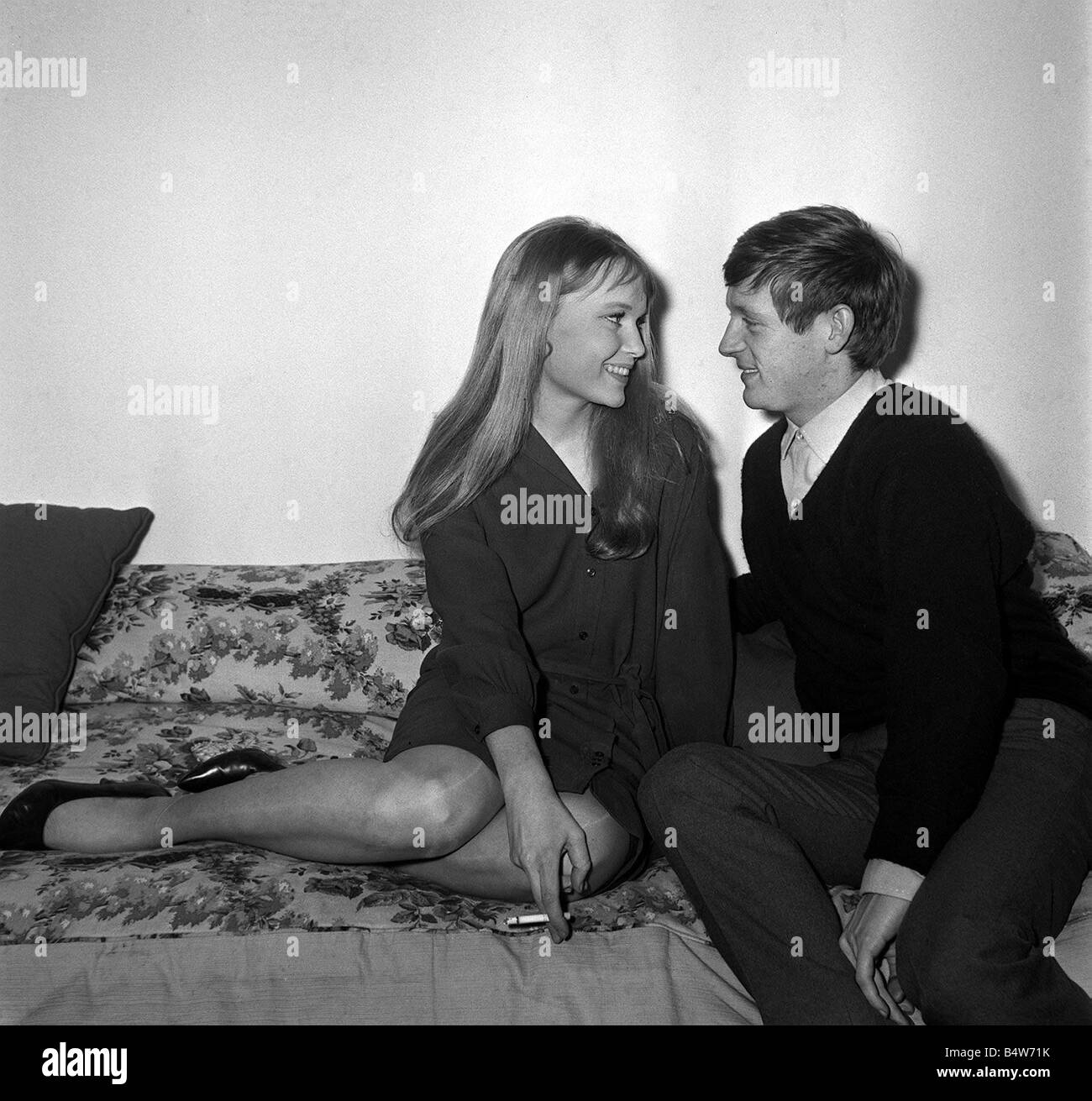 Avec l'actrice Mia Farrow chanteur John Leyton Avril 1964 sitting on sofa parlant et cigarette 1960 mirrorpix Banque D'Images