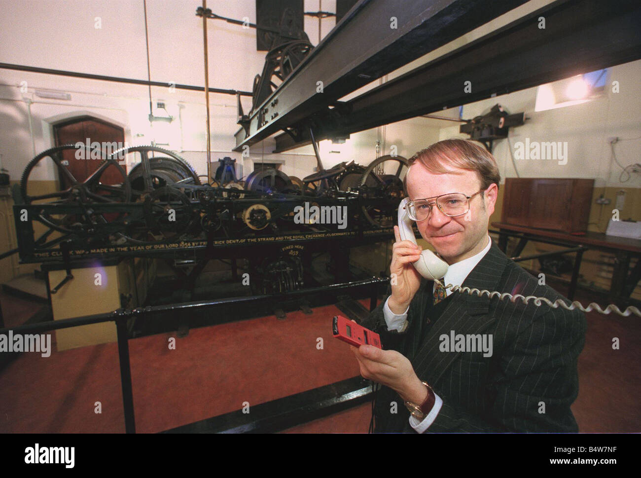 Mike McCann gardien du Grand Réveil Décembre 1999 vérifie la fois par téléphone en utilisant l'horloge parlante et en utilisant un chronomètre le mécanisme d'horloge est derrière lui avec la dépouille que tourner les mains au-dessus Banque D'Images
