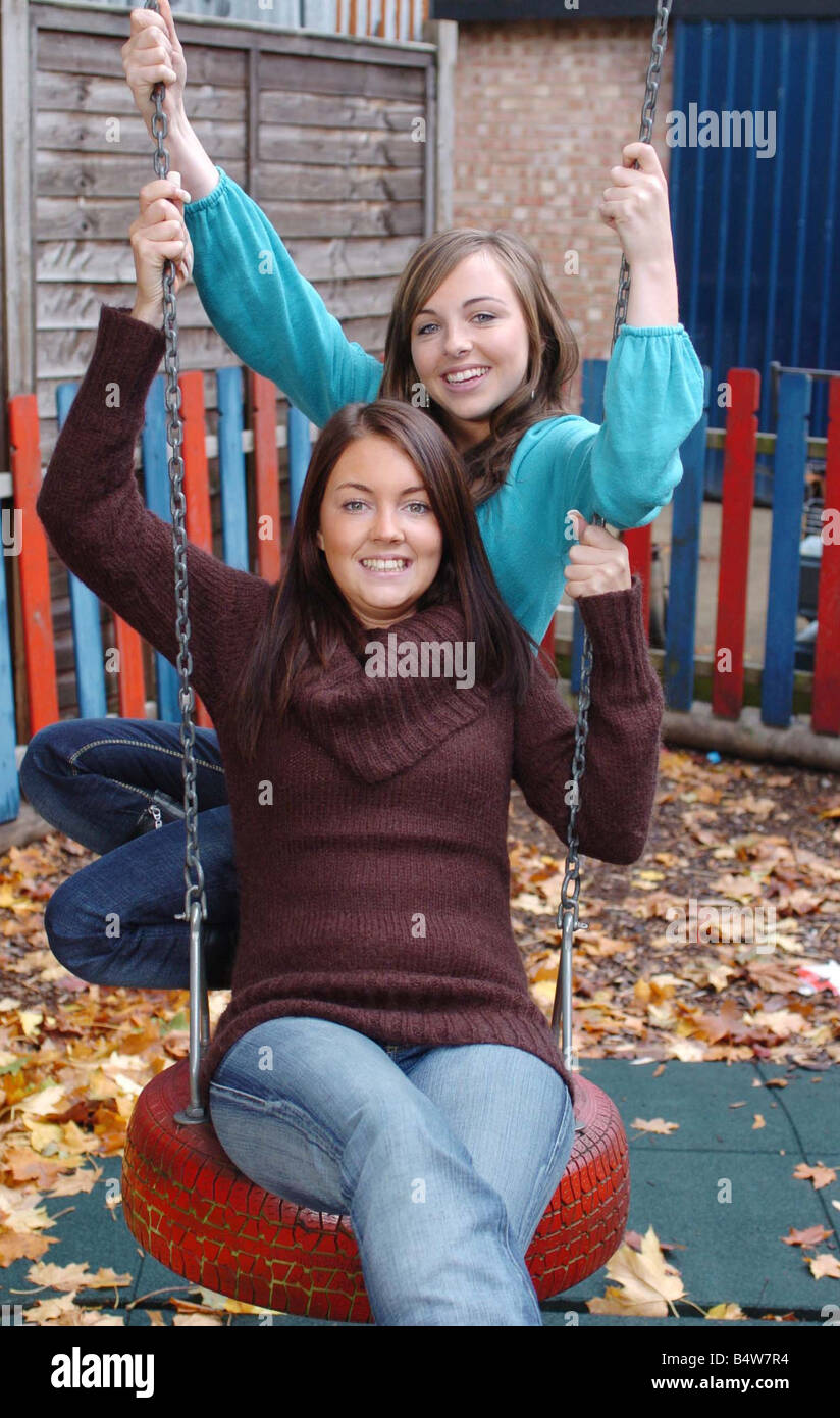 Des photos exclusives d'Eastenders vilaines filles Louisa Lytton qui joue haut Allen Ruby et Lacey Turner qui joue Slater Stacey assis sur le swing sur l'ensemble du programme Octobre 2005 Banque D'Images
