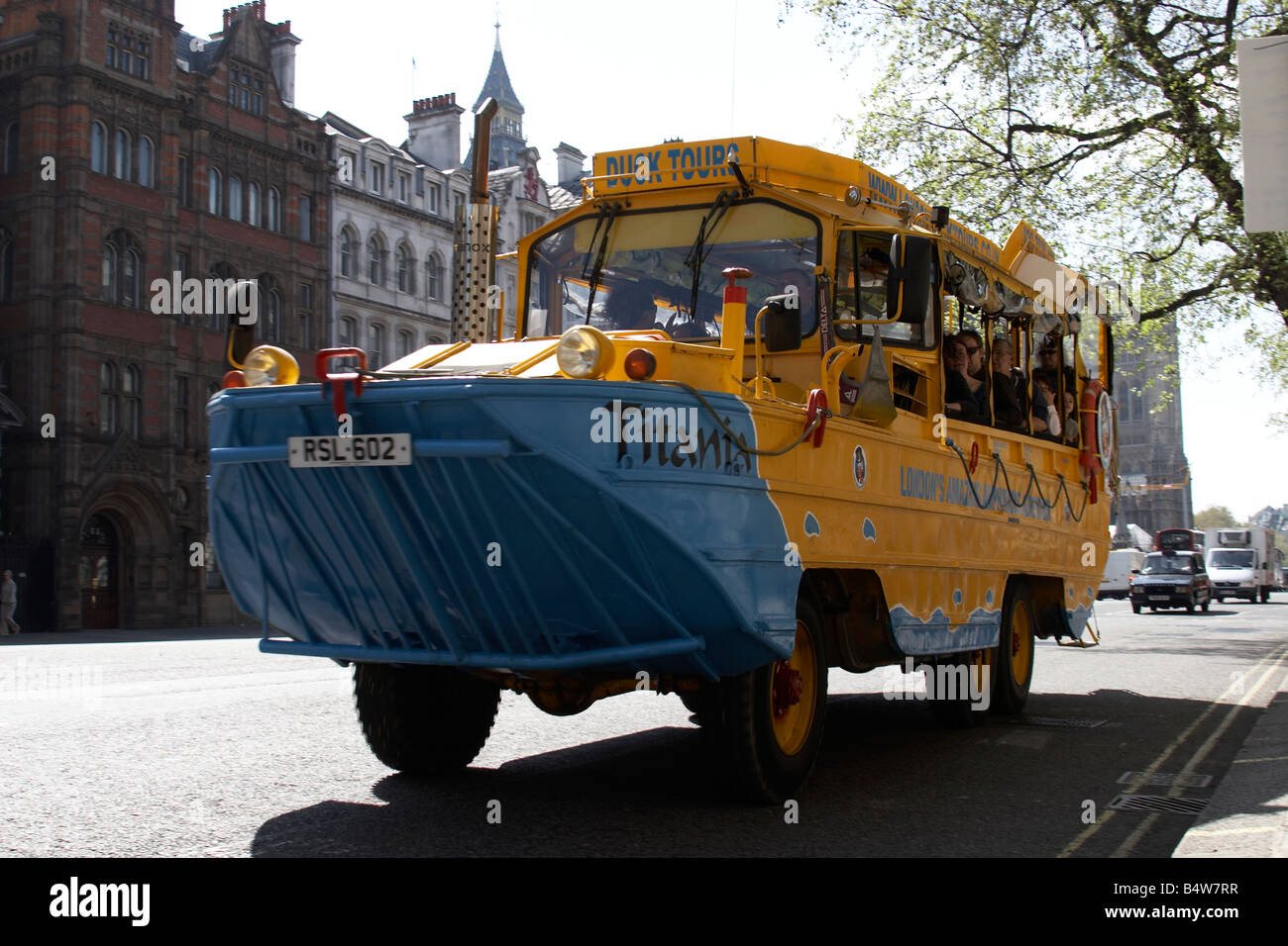 Duck Tours Original bateau bus amphibie sur Whitehall City of Westminster SW1 London England Banque D'Images