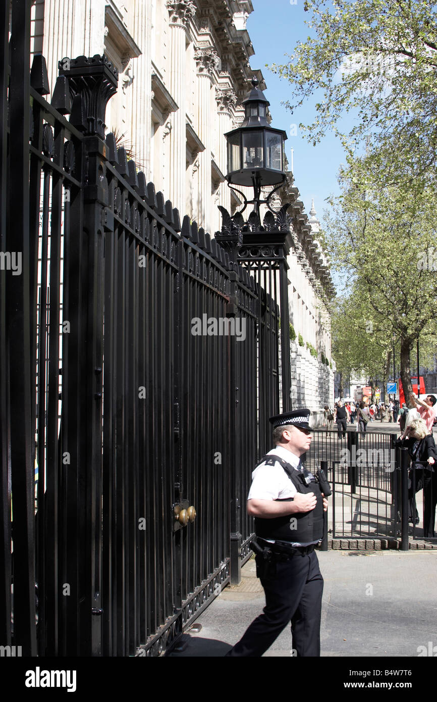 Agent de police armés en face du portail en fer forgé de Downing Street Downing Street City of Westminster SW1 London England Banque D'Images