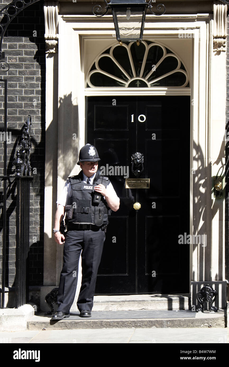 Numéro 10 Downing Street accueil du Premier ministre britannique à l'agent de police Ville de Westminster SW1 London England Banque D'Images