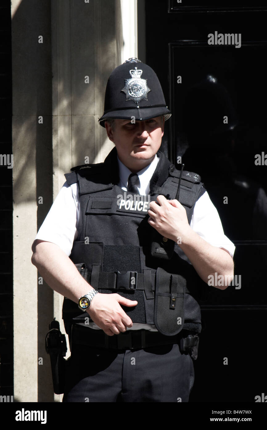 Agent de police métropolitaine en face du numéro 10 Downing Street accueil du Premier ministre britannique City of Westminster SW1 Lon Banque D'Images