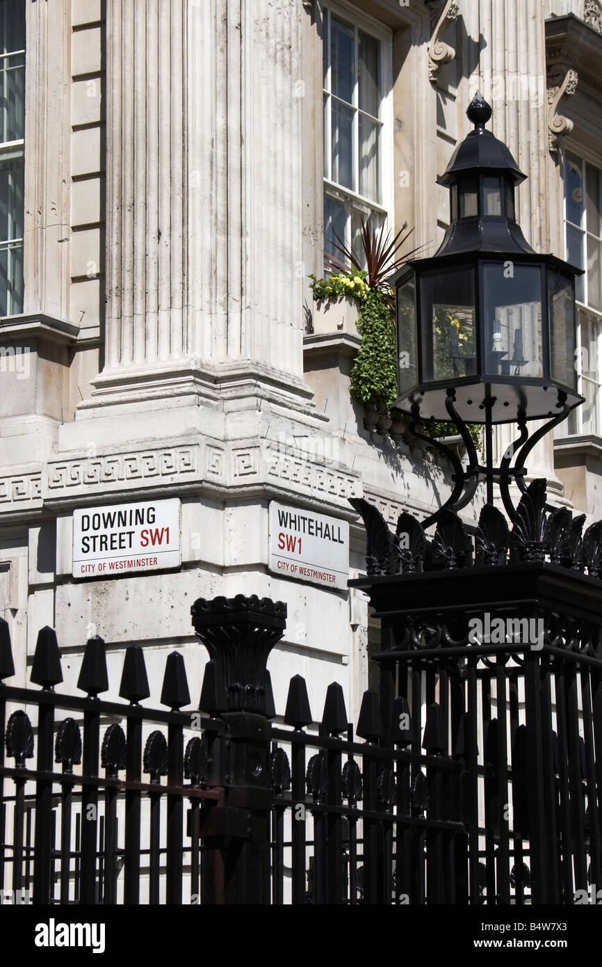 Les plaques de rue à l'intersection de Downing Street et Whitehall City of Westminster SW1 London England Banque D'Images
