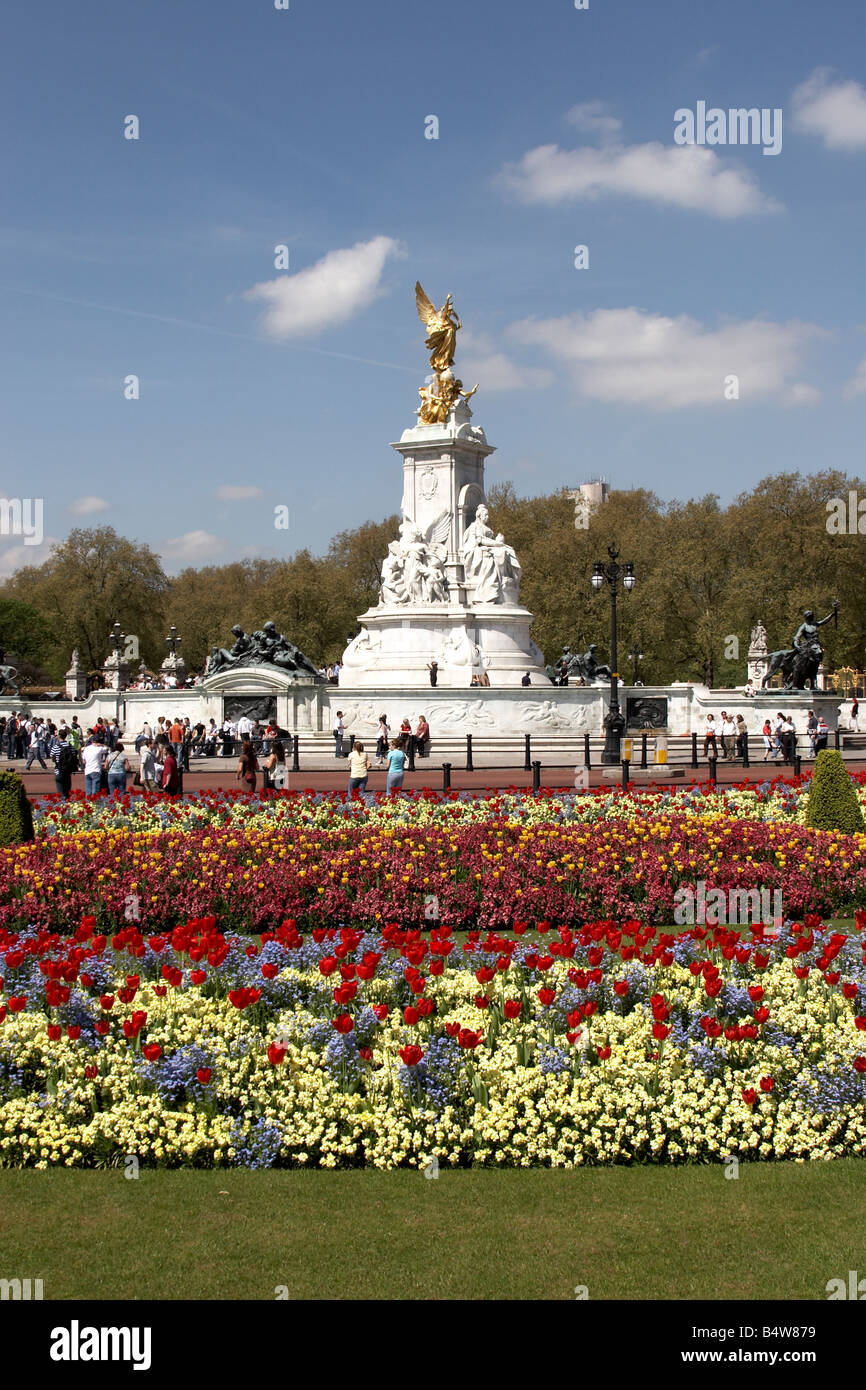 Des massifs de fleurs et les touristes en face de l'Édifice commémoratif Victoria Buckingham Palace SW1 London England Banque D'Images
