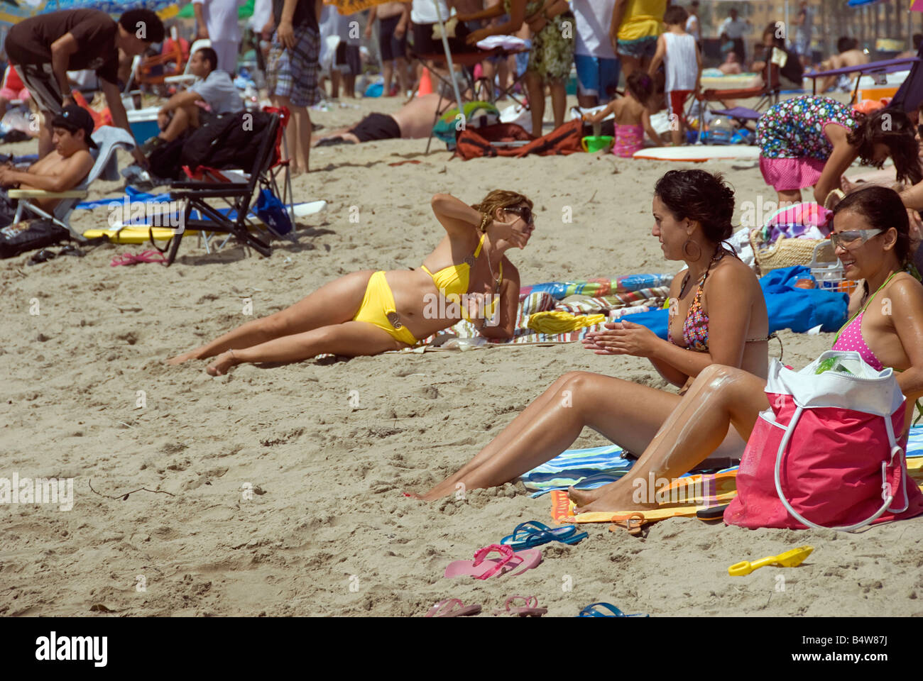 La plage de Santa Monica CA Personnes foule reposant, piscine, prendre le soleil et avoir l'amusement jouer des jeux, châteaux de sable, la marche, les vagues Banque D'Images