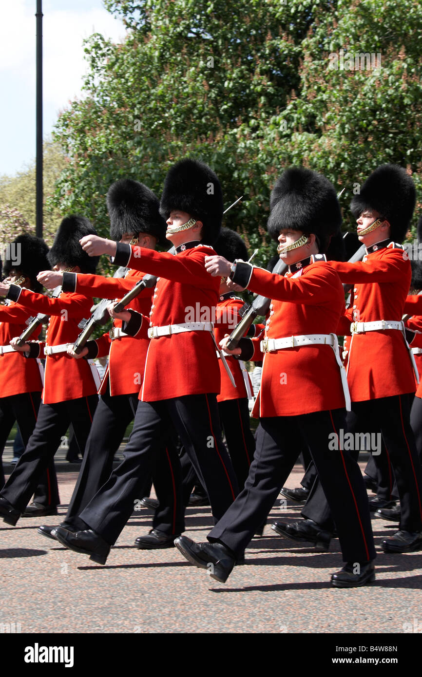 Foot Guards Coldstream au cours de la relève de la garde au Palais de Buckingham en Angleterre Londres SW1 Banque D'Images
