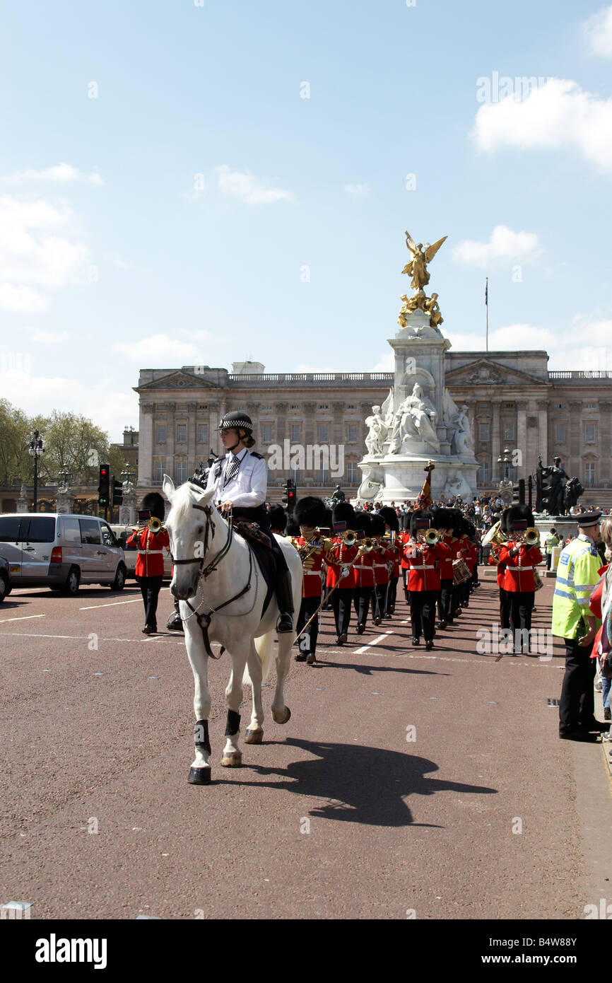 Officier de la police montée s Garde à pied bande militaire relève de la garde à Buckingham Palace Mémorial Victoria SW1 London England Banque D'Images