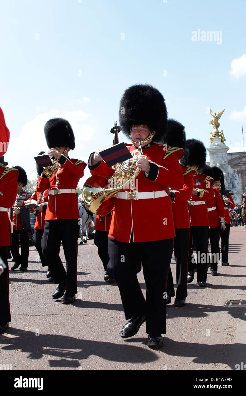 Marching Band militaire jouant à la modification de la garde à l'avant de l'Édifice commémoratif Victoria et Buckingham Palace SW1 London England Banque D'Images