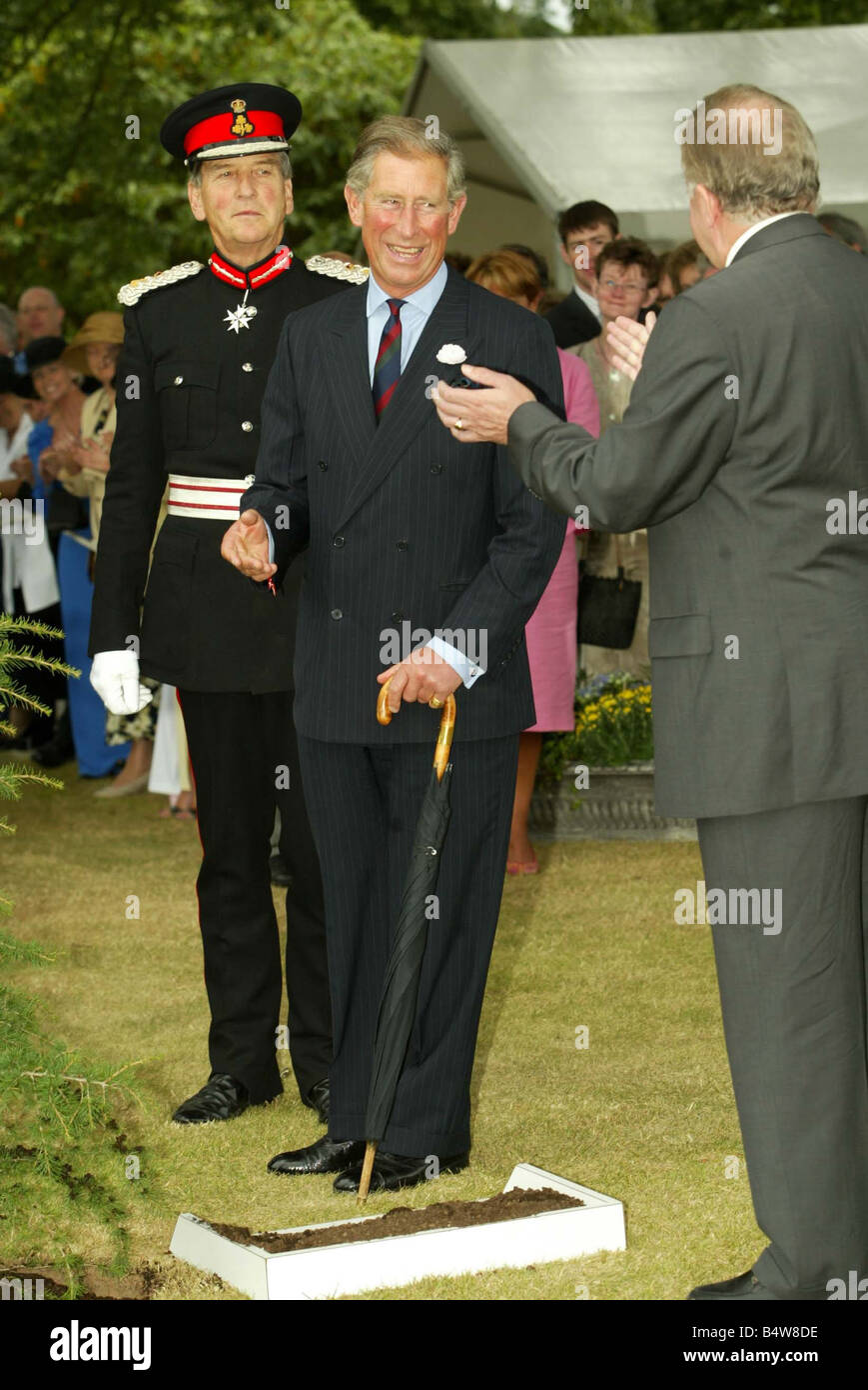 Le Prince Charles à Hillsborough Castle Garden Party sept 2003 Le secrétaire d'État Paul Murphy se réjouit de la plantation d'arbre par le Prince Charles à Hillsborough Castle Banque D'Images