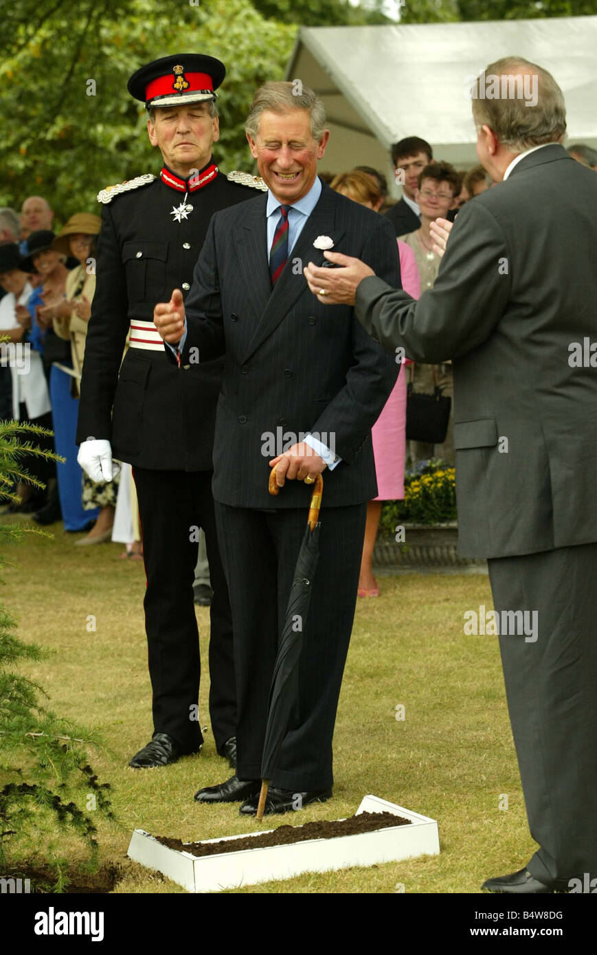 Le Prince Charles à Hillsborough Castle Garden Party sept 2003 Le secrétaire d'État Paul Murphy se réjouit de la plantation d'arbre par le Prince Charles à Hillsborough Castle Banque D'Images