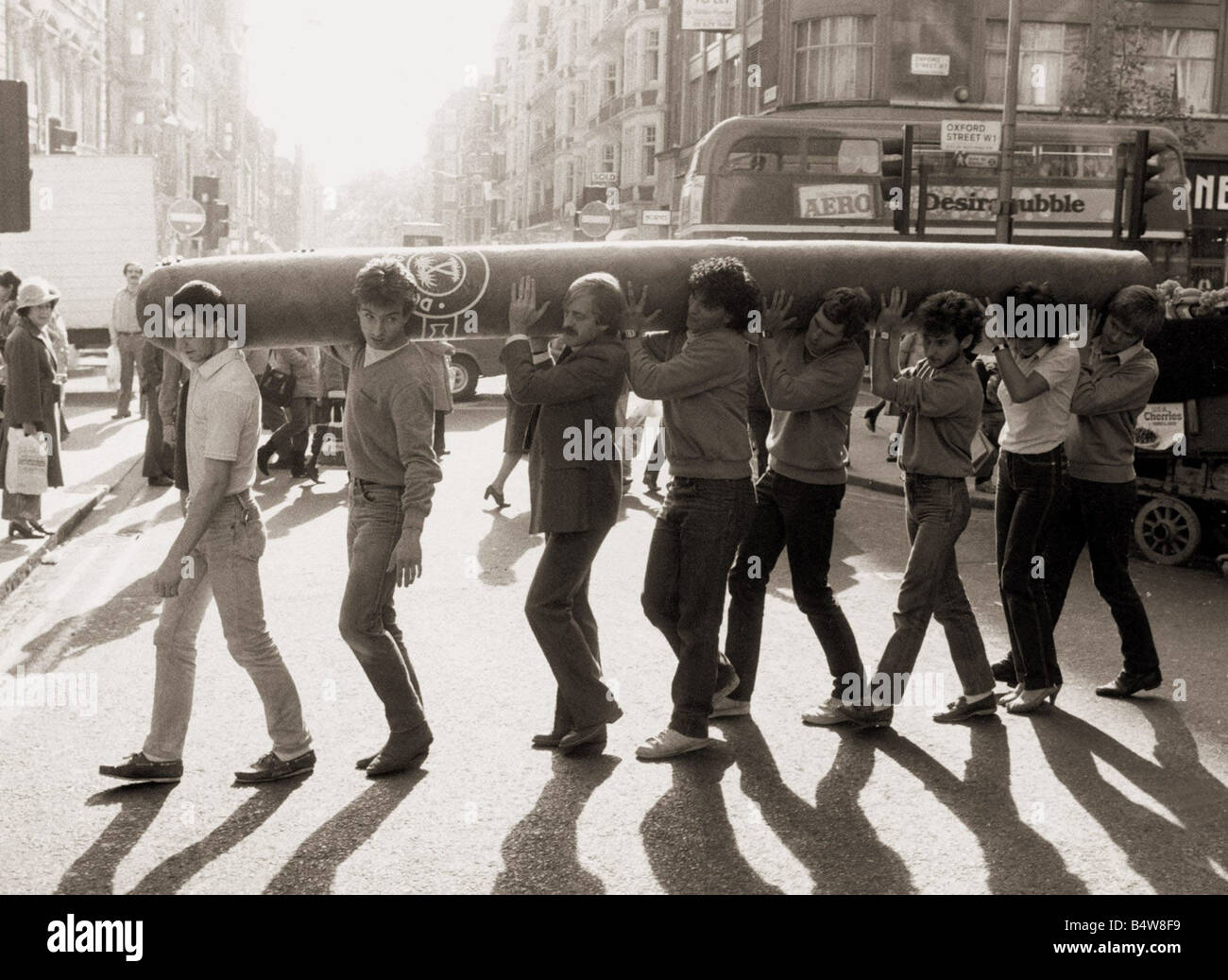 Le plus grand du monde Octobre 1981 Cigare arrive à Londres le vendredi 16 octobre il a été mis sur l'affichage dans un grand ministère d'staore Banque D'Images