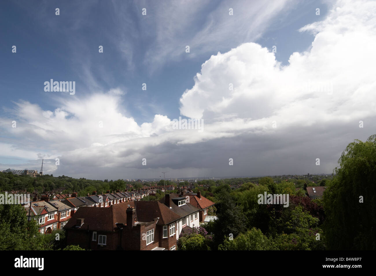 Le ressort dramatique nuages après la pluie avec des cumulus bourgeonnants et des cirrus sur Muswell Hill London N10 l'Angleterre Banque D'Images