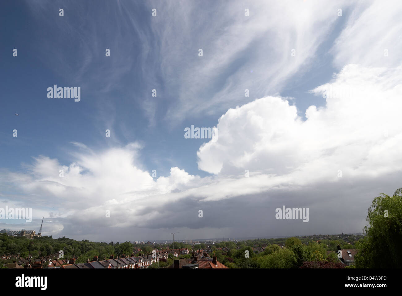 Le ressort dramatique nuages après la pluie avec des cumulus bourgeonnants et des cirrus sur Muswell Hill London N10 l'Angleterre Banque D'Images