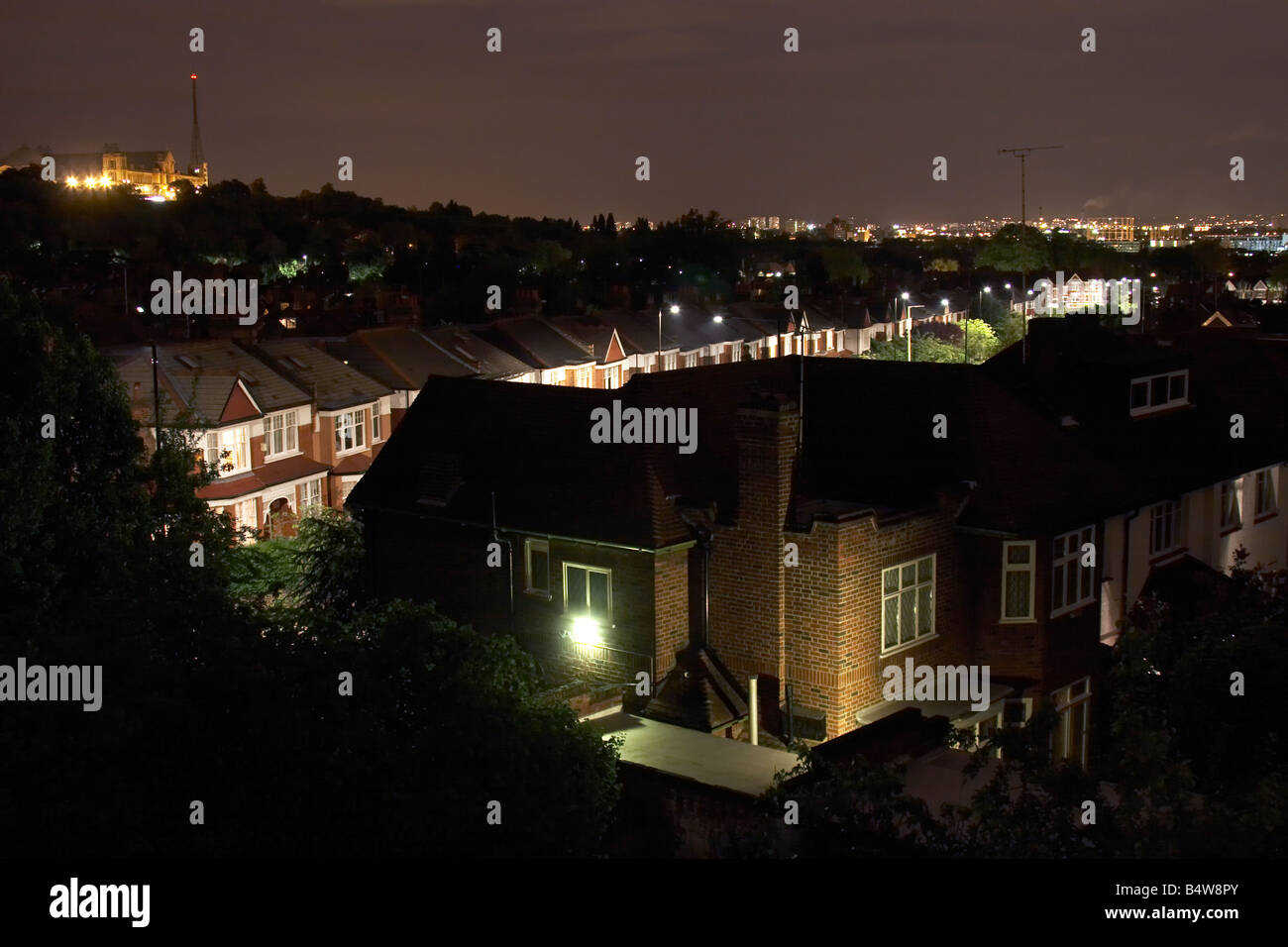 La pollution lumineuse de l'éclairage de sécurité sur chambre à la tombée de la nuit ou du West End London N10 l'Angleterre Banque D'Images