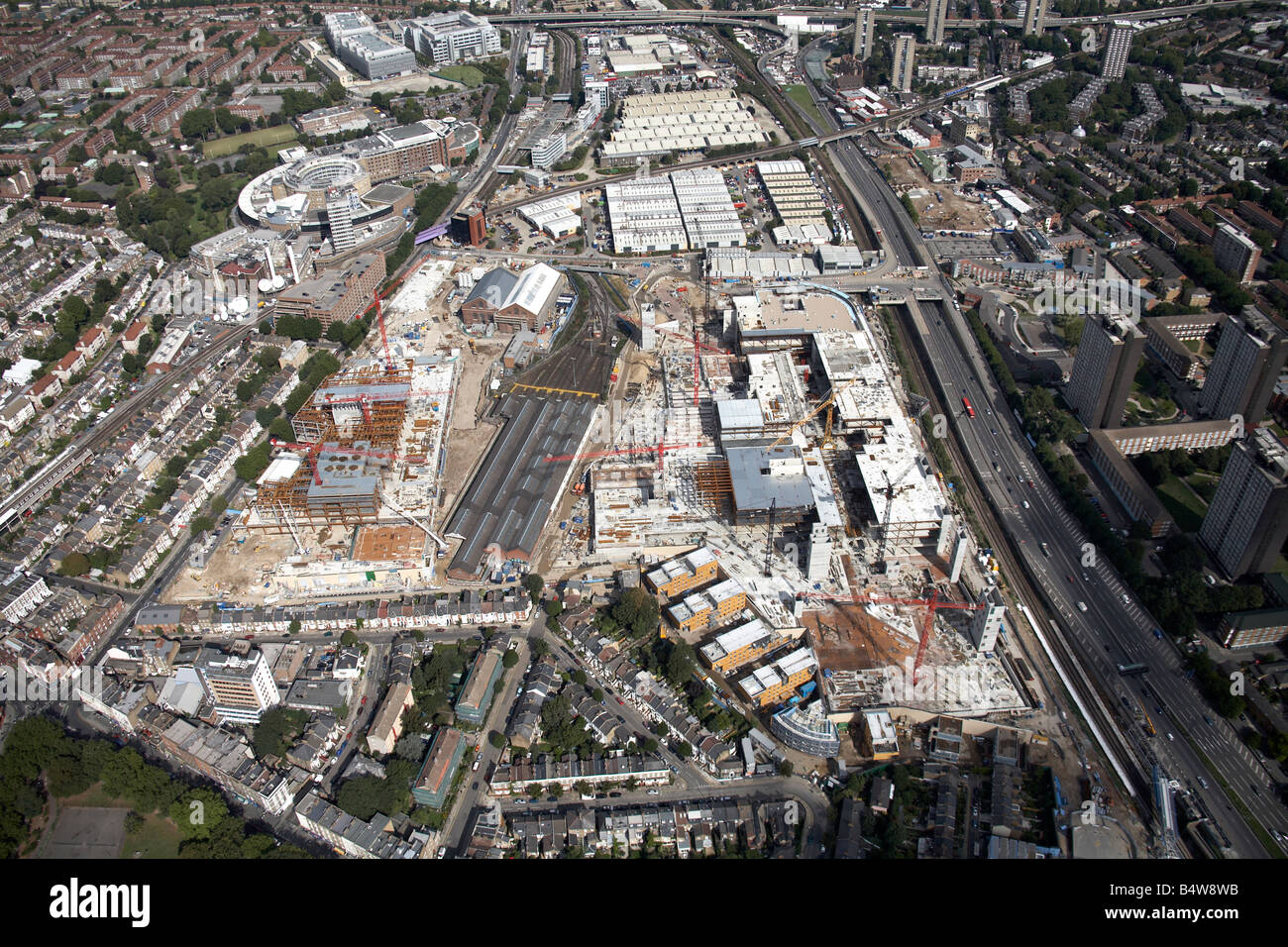 Vue aérienne au nord de la ville blanche de Westfield Site Construction Développement BBC Television Centre West Cross Vélo Londres W12 W11 UK Banque D'Images