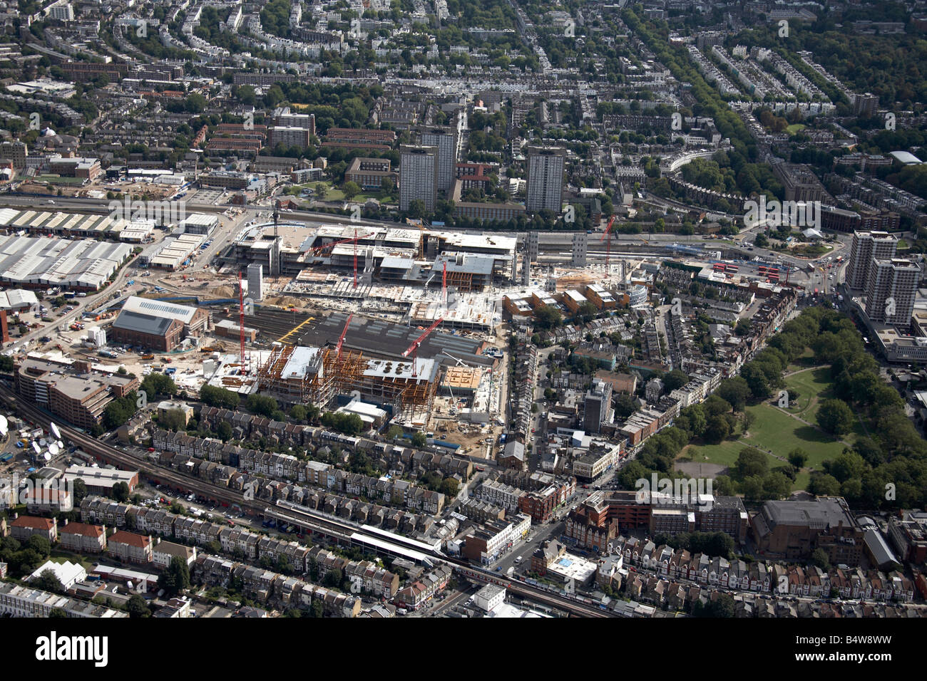 Vue aérienne au nord-est de Westfield Ville Blanche de construction pour le développement de l'ouest du site Route Croix maisons de banlieue à tour de blocs Londo Banque D'Images