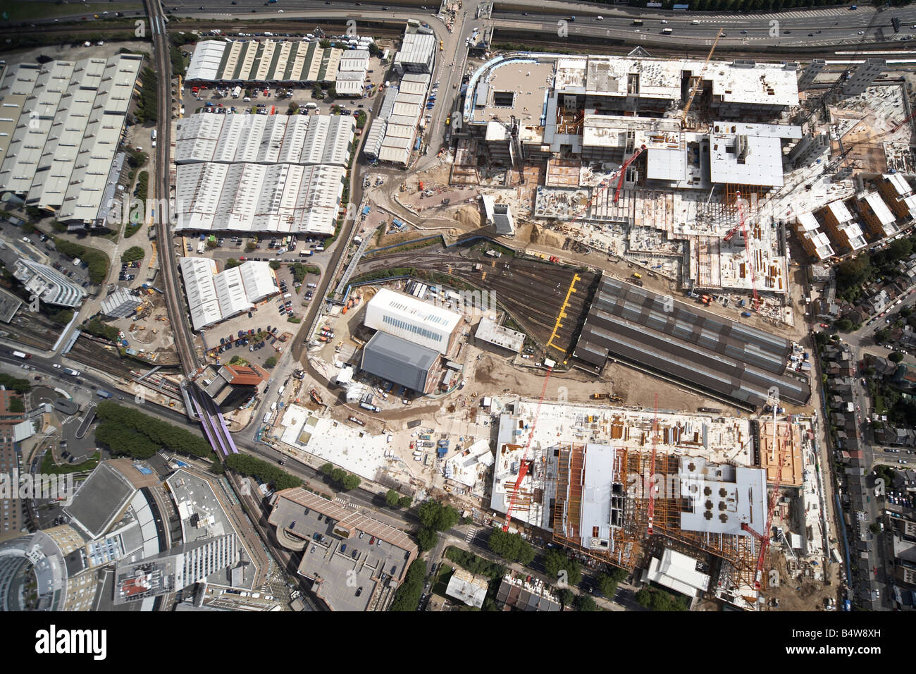 Vue aérienne au nord-est de Westfield Ville Blanche de construction pour le développement de l'ouest du site Route Cross Wood Lane London W12 England UK Banque D'Images