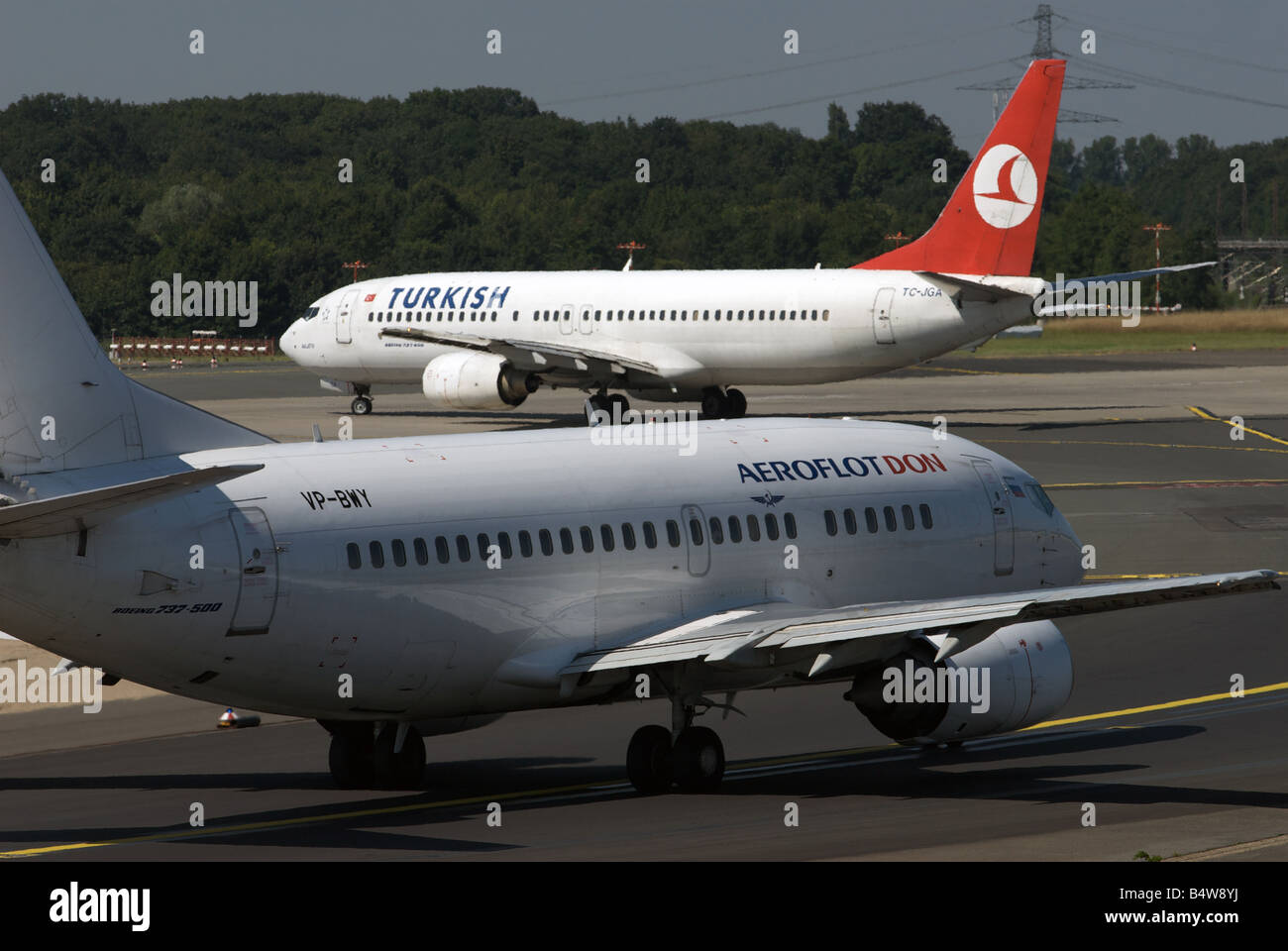 Avions commerciaux de passagers, l'Aéroport International de Düsseldorf, Rhénanie du Nord-Westphalie, Allemagne. Banque D'Images