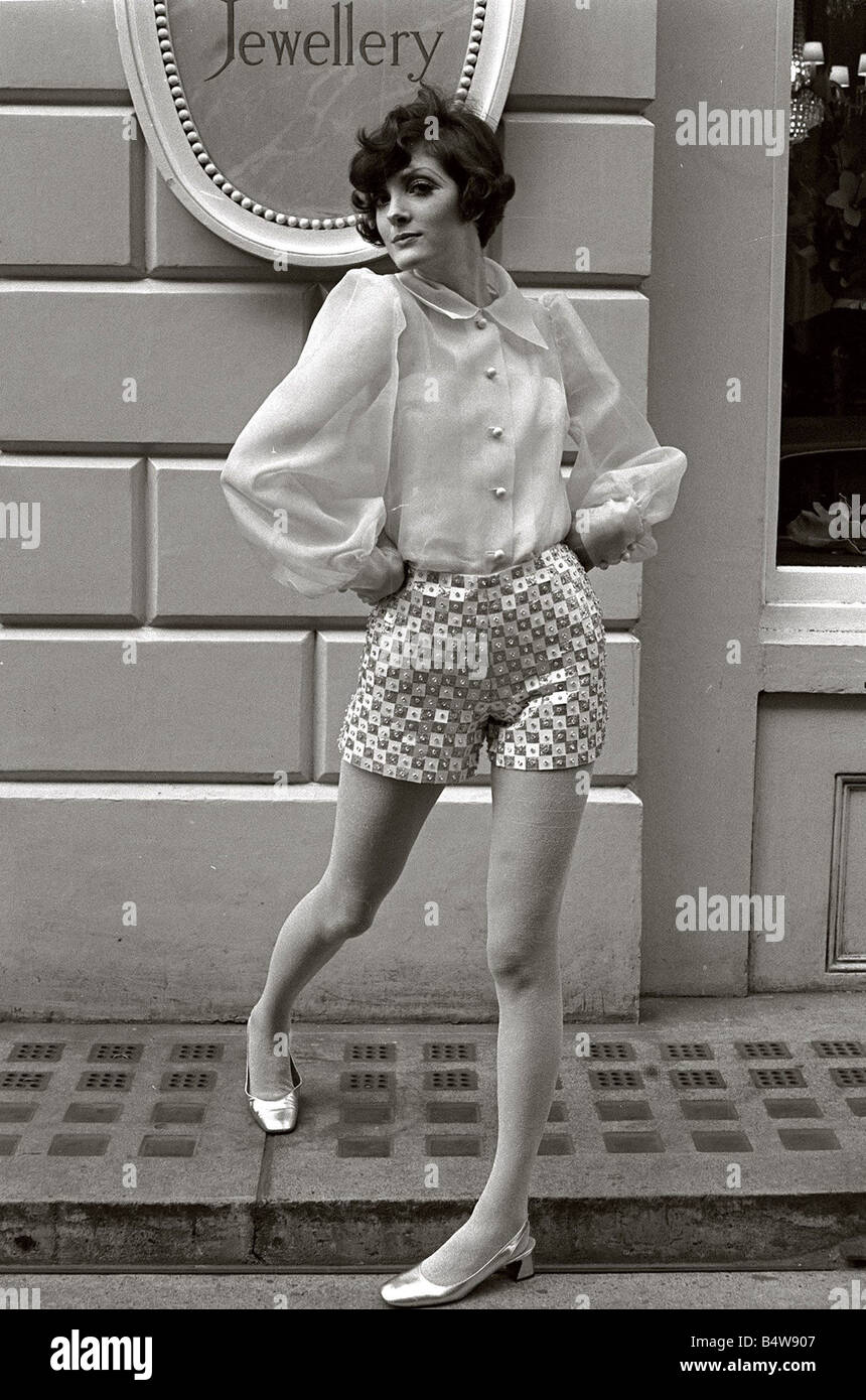 Christian Dior mode nouvelle gamme appelée modèle Diorling à la succursale de Londres 6 Mars 1968 Banque D'Images
