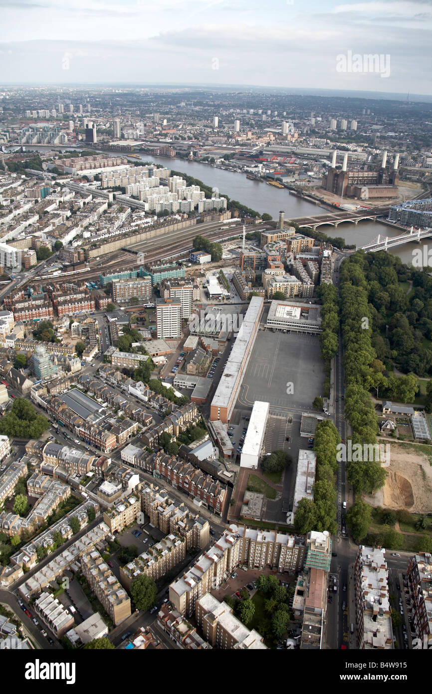Vue aérienne sud-est de l'intérieur des bâtiments de la ville de Chelsea Barracks Belgravia et Tamise Pimlico Grosvenor Bridge et Chelsea Banque D'Images