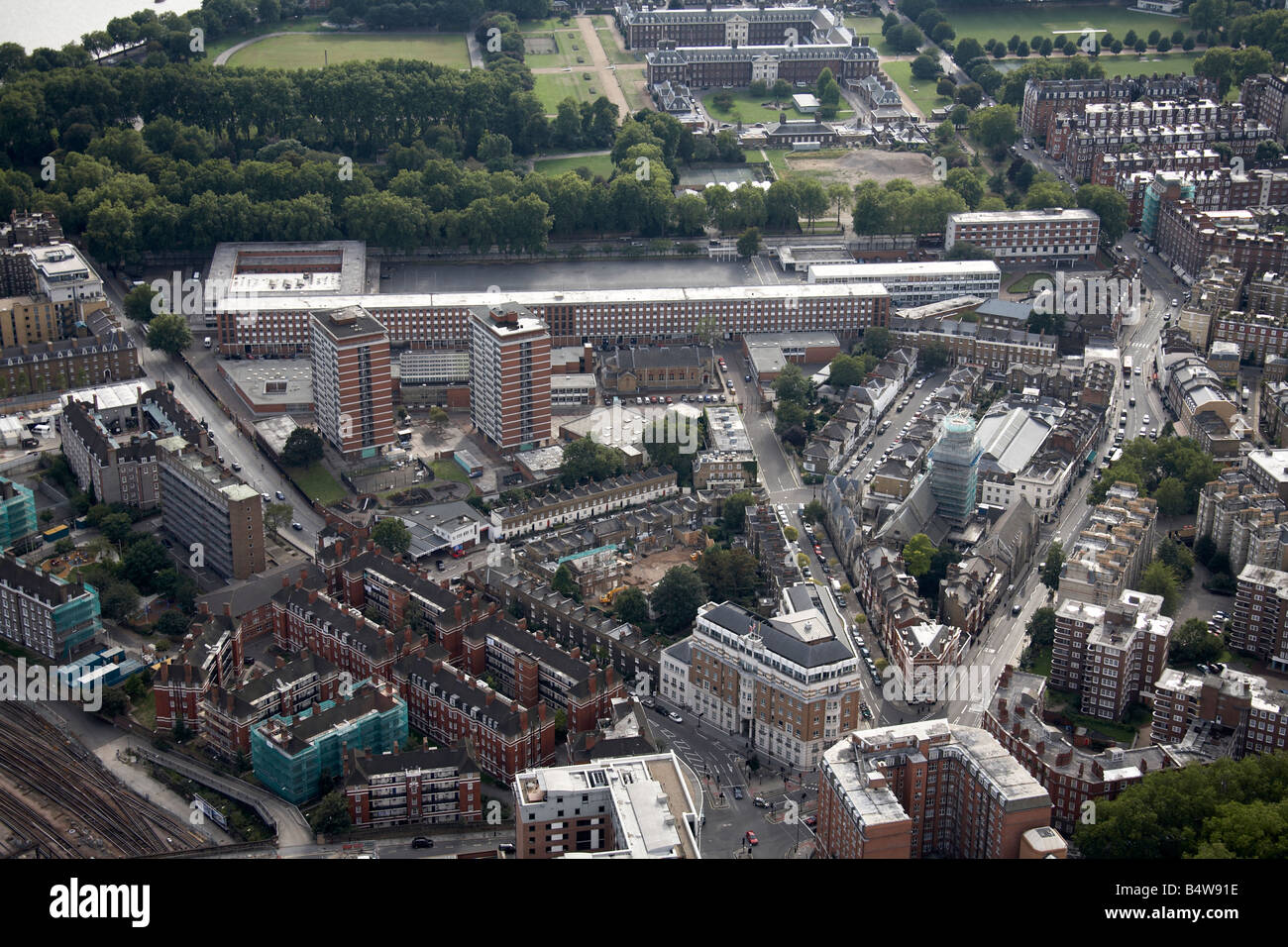 Vue aérienne au sud-ouest de Chelsea Barracks Ranelagh Gardens Royal Hospital Chelsea ville buildings Londres SW1 SW3 Angleterre U Banque D'Images