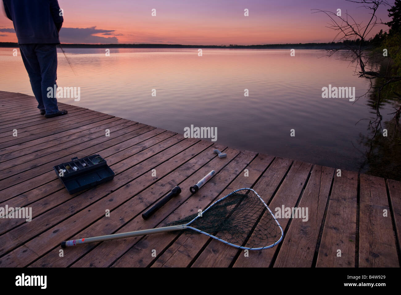 Le quai de pêche au lac Audy pendant le coucher du soleil, Parc national du Mont-Riding, Manitoba, Canada Banque D'Images