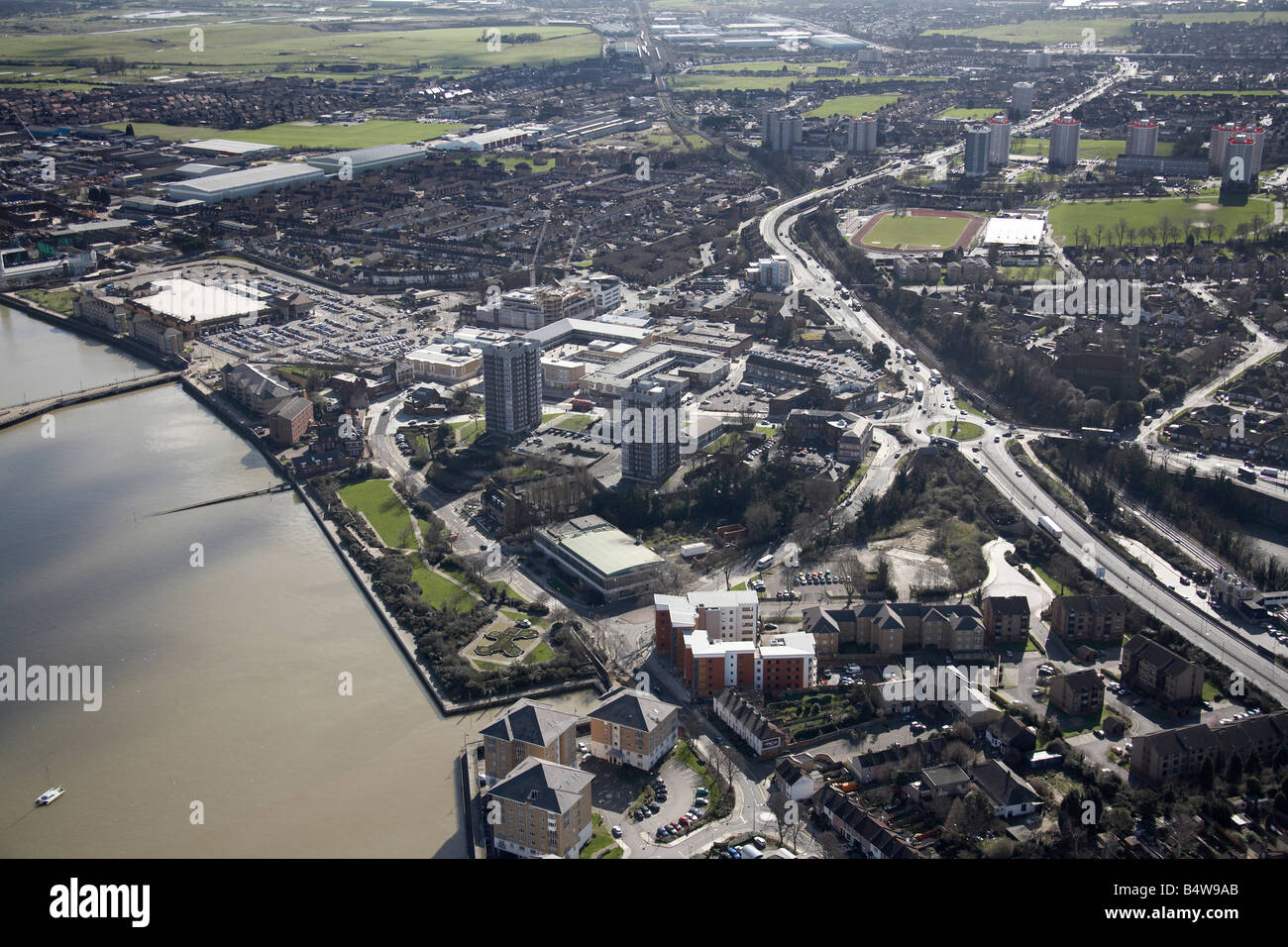 Vue aérienne au sud-est de Tamise Road Queen s Erith Small Business Centre maisons de banlieue du stade de tours Londres DA8 Banque D'Images