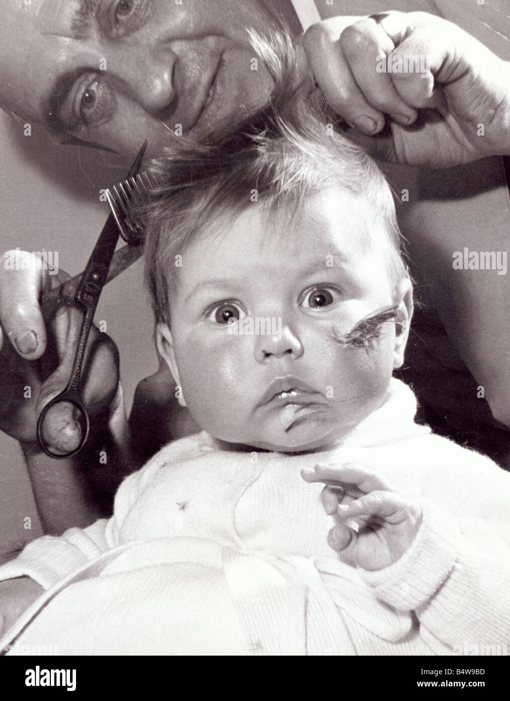 Trois Mois Bebe Fille Susan Sinclair De Lanarkshire En Ecosse A Une Coupe A Son Barbier Local Janvier 1959 Photo Stock Alamy Trois Mois Bebe Fille Susan Sinclair De Lanarkshire En Ecosse A Une Coupe A Son Barbier Local Janvier 1959 Photo Stock Alamy