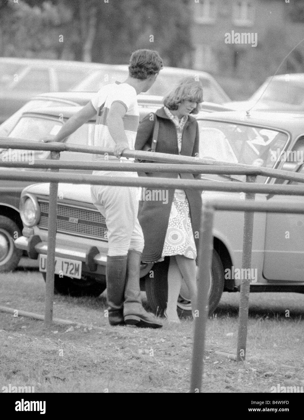 Le Prince Charles se penche en arrière sur les rampes pour qu'il s'entretient avec Camilla Parker Bowles lors d'une pause dans un jeu de polo à Windsor Great Park Royal Prince de Galles copine Sport1975 juin 1970 Mirrorpix Banque D'Images